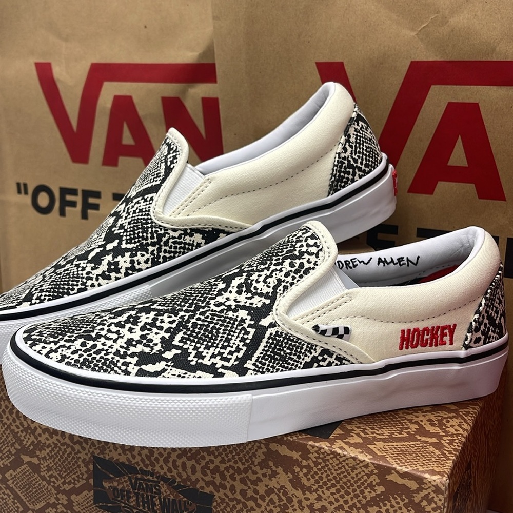 Vans WMNS Skate Slip-On Hockey Skateboards Snake
VN0A5FCA7W1
Sneakers - Picture 6 of 16